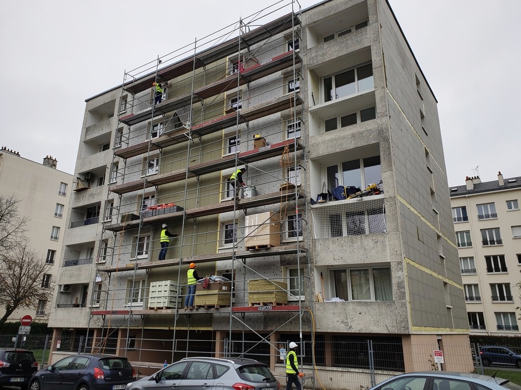Chantier d'isolation thermique par l'extérieur financé par MaPrimeRénov' — pose de panneaux isolants sur façade en Île-de-France