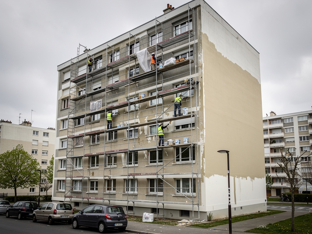 Chantier de ravalement de façade d'un immeuble en copropriété en Val-de-Marne (94) — échafaudage posé et nettoyage de façade en cours, décision prise en assemblée générale