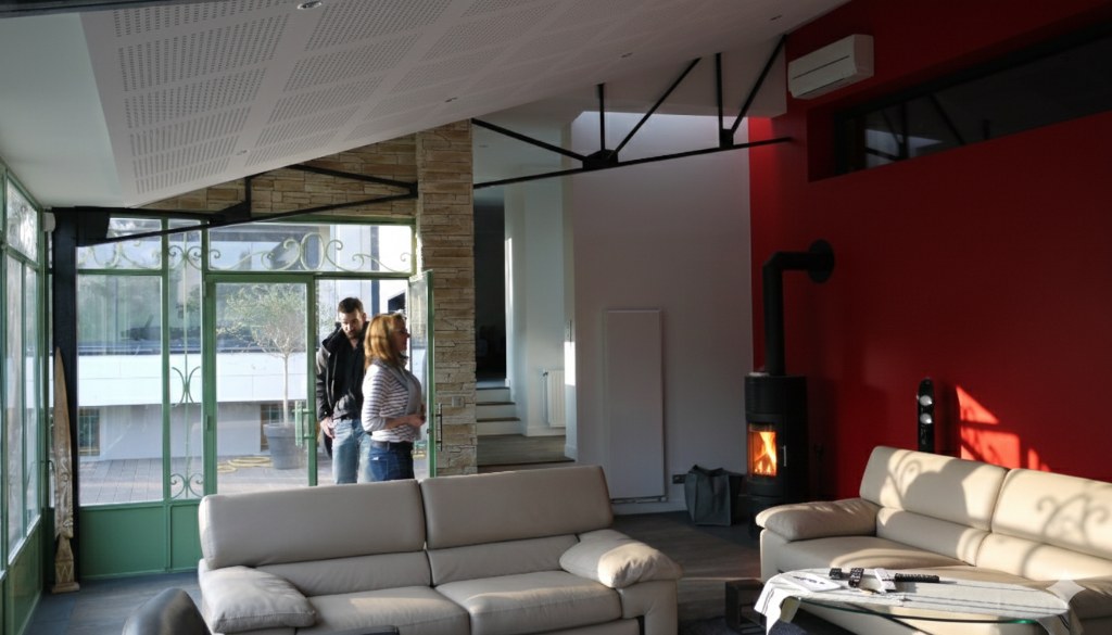 Salon avec cheminée et verrière