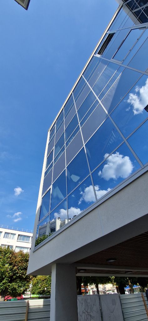 Façade mur-rideau miroir - détail