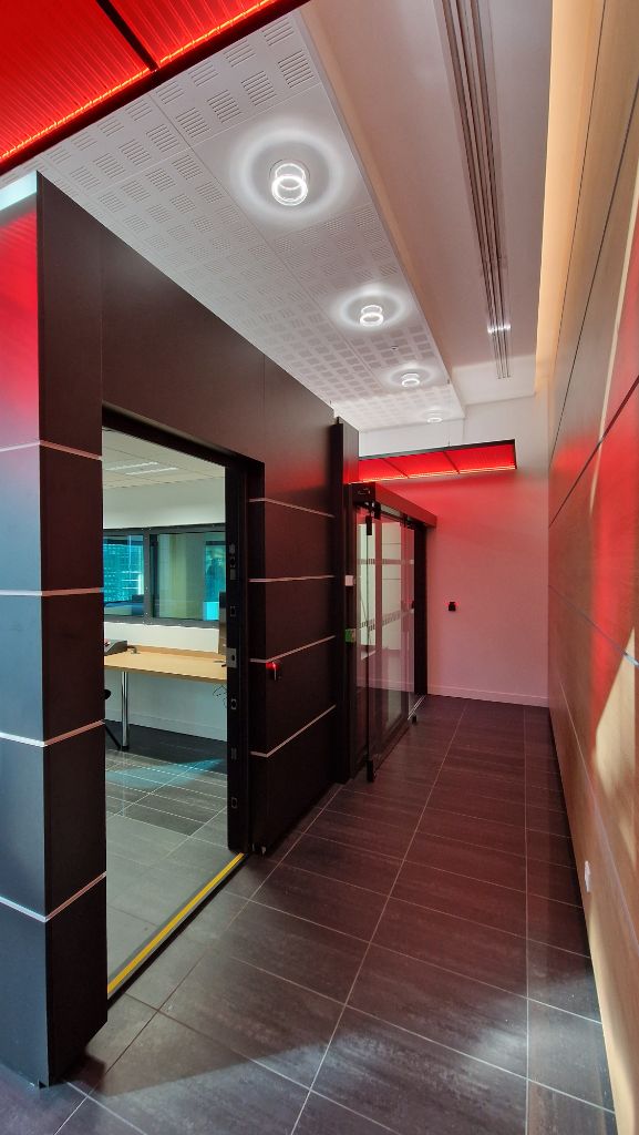 Couloir d'accès avec plafond rouge