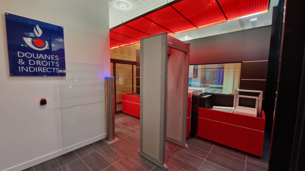 Sas d'entrée avec portique de sécurité