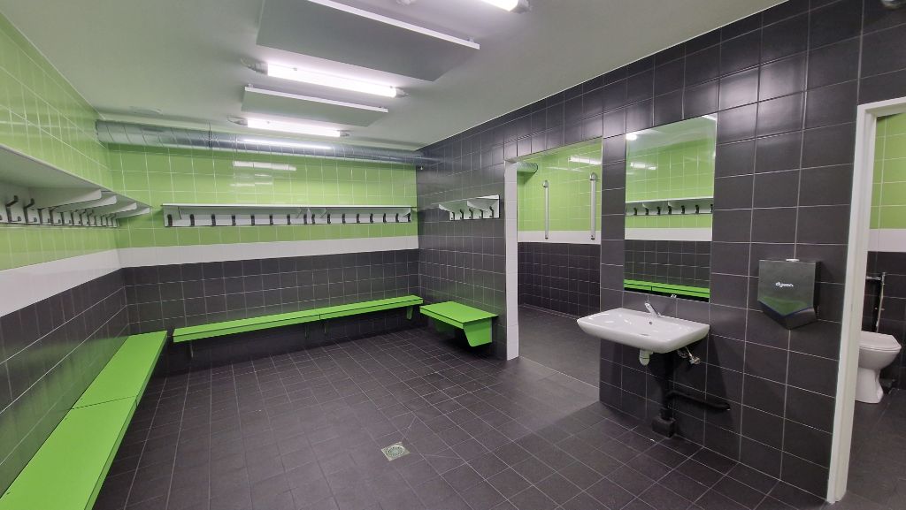 Intérieur vestiaire - Carrelage et équipements