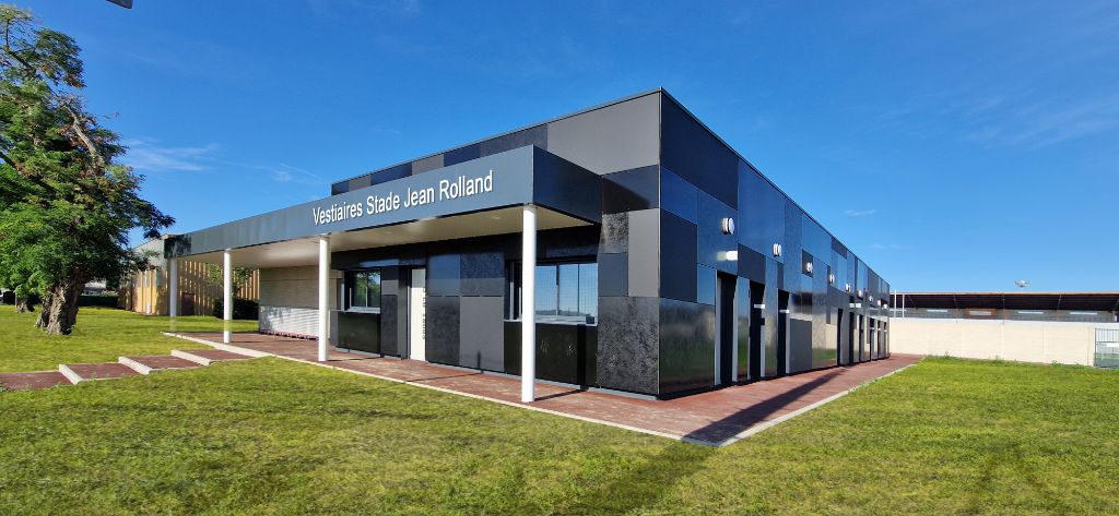 Façade principale avec enseigne