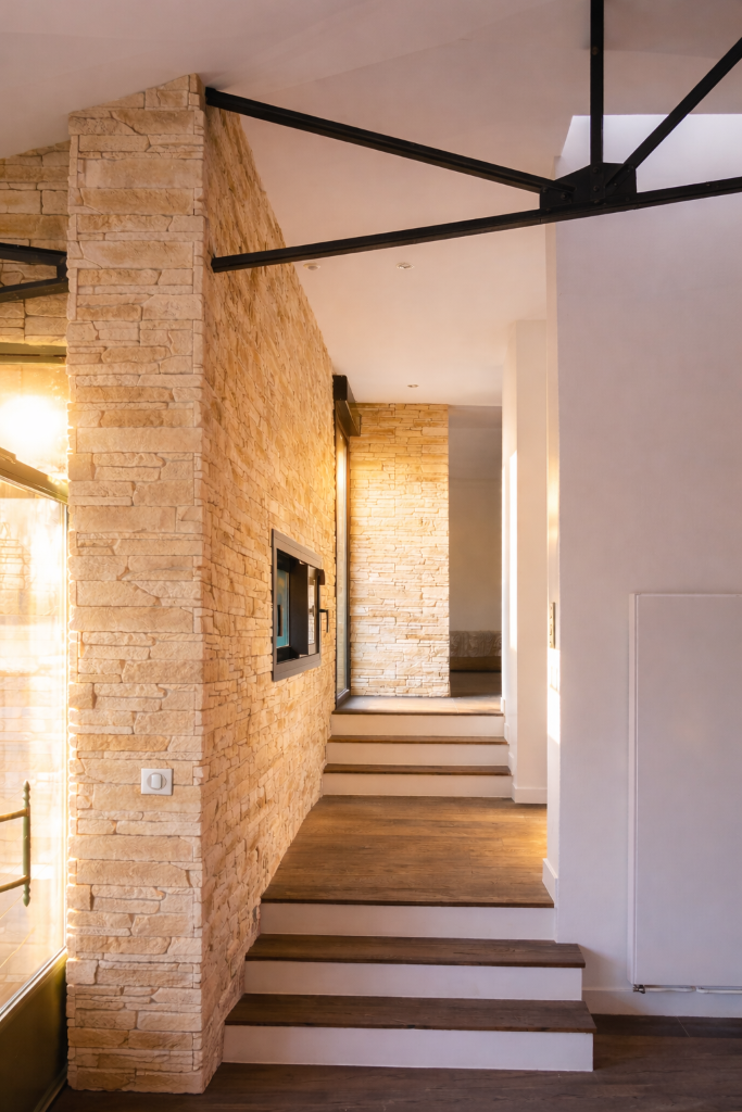 Escalier intérieur et mur en pierre